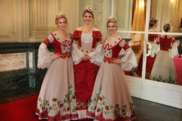 Convites oficiais, fotos e morangos